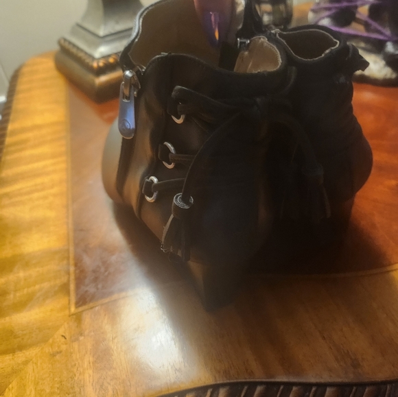 Adrienne Vittadini booties - Picture 5 of 8